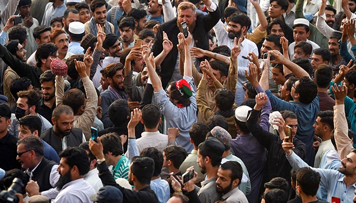 PTI aktivistleri ve eski başbakan Imran Khan'ın destekçileri, 11 Mayıs 2023'te Peşaver'de Yüksek Mahkeme kararının ardından kutlama yapıyor. — AFP