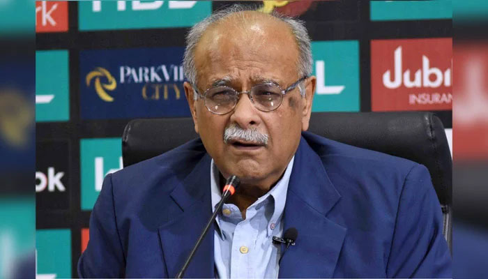 PCB Yönetim Komitesi Başkanı Najam Sethi, 18 Mart 2023'te Kaddafi Stadyumu'nda düzenlediği basın toplantısında. — AFP