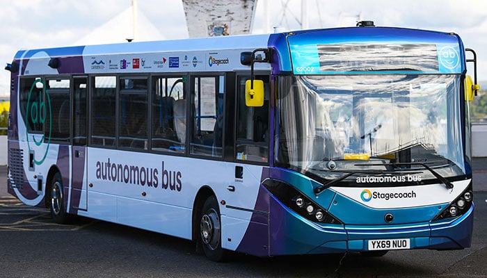CAVForth AB1 خودکار بس سروس کے لیے استعمال کی جانے والی بسوں کی تصویر 11 مئی 2023 کو اسکاٹ لینڈ کے کوئنزفری میں پریس پریویو کے دوران دی گئی ہے۔