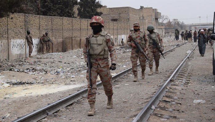 FC personeli, Quetta'da polislere yönelik terör saldırısının olduğu yerin yakınında devriye gezerken.  — AFP/Dosya