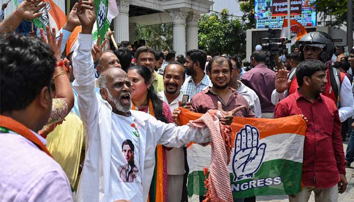 کانگریس کے حامیوں نے کرناٹک کے قانون ساز انتخابات میں پارٹی کی جیت کا جشن منایا  13 مئی 2023 کو بنگلورو میں کرناٹک پارلیمانی کمیٹی (KPCC) کے دفتر کے سامنے۔ - AFP