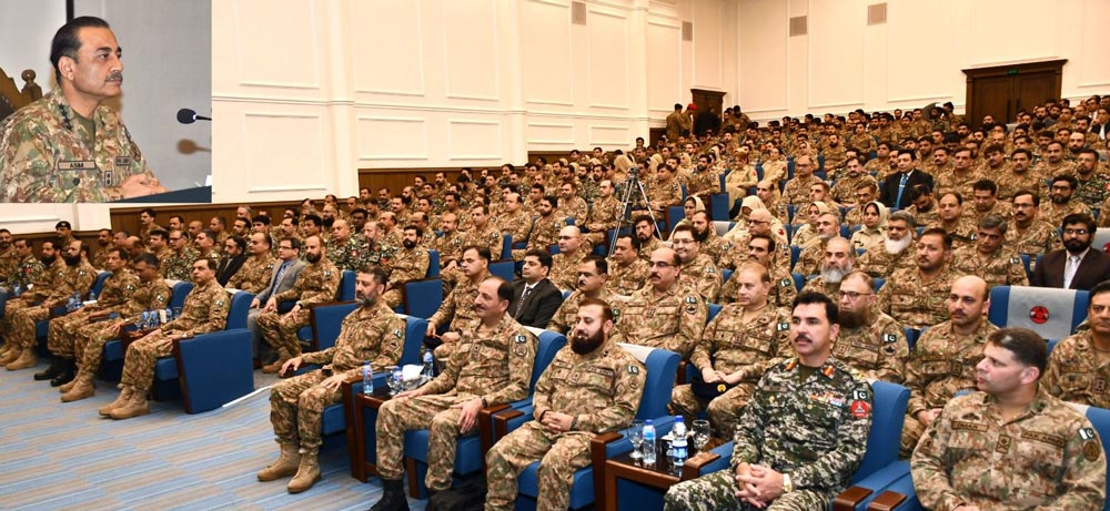 COAS Generali Syed Asim Munir (sol üstte), 13 Mayıs 2023'te Peşaver Kolordu Karargahında ordu subaylarına hitap ediyor. — ISPR