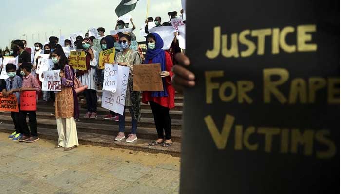 Protestocular, 13 Eylül 2020'de Karaçi'de bir kadına yönelik toplu tecavüze karşı düzenlenen gösteri sırasında pankartlar taşıyor. — AFP
