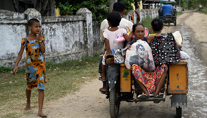 لوگ 12 مئی 2023 کو میانمار کی راکھین ریاست میں سیٹوے پہنچ گئے، طوفان موکھا کے لینڈ فال سے ٹھیک پہلے۔  طوفان موکھا کے 14 مئی کو بنگلہ دیش-میانمار کی سرحد پر لینڈ فال ہونے کا امکان ہے۔  بھارتی موسمیاتی ایجنسی کے مطابق ہوائیں 175 کلومیٹر فی گھنٹہ کی رفتار سے چل رہی ہیں۔