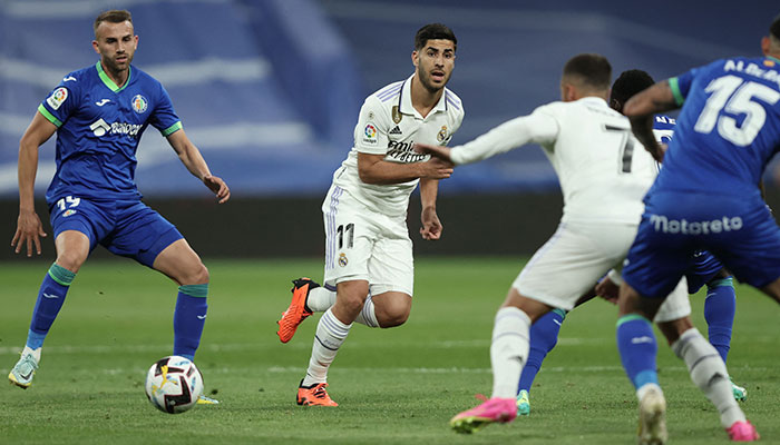 Real Madrid'in İspanyol orta saha oyuncusu Marco Asensio, 13 Mayıs 2023'te Madrid'deki Santiago Bernabeu stadyumunda Real Madrid CF ile Getafe CF arasındaki İspanya ligi futbol maçında Getafe'nin İspanyol forveti Borja Mayoral (solda) ile mücadele ediyor. AFP