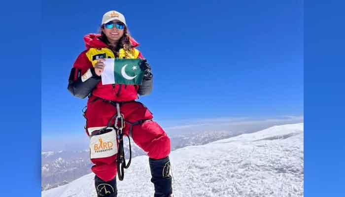 Pakistanlı dağcı Naila Kiani, K2'nin tepesinde Pakistan bayrağı tutarken görüldü  — Instagram/@naila._.kiani