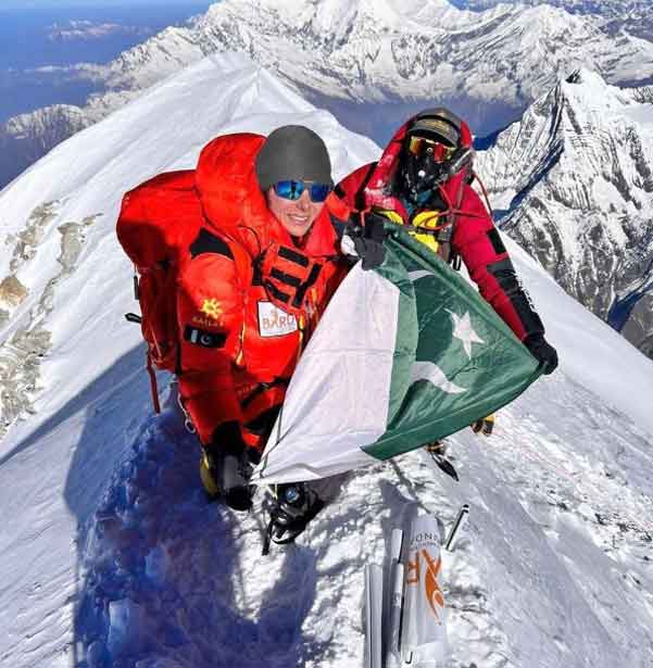 A picture of Naila Kiyani and Shehroze Kashif on the top of Annapurna I. — Instagram/@naila._.kiyani