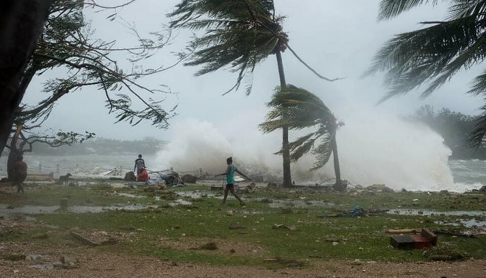 ساحل پر بکھری لہریں اور ملبہ۔  پورٹ ویلا میں سمندری طوفان پام کی وجہ سے۔  وانواتو کا دارالحکومت 13 مارچ 2015 کو – اے ایف پی/فائل۔