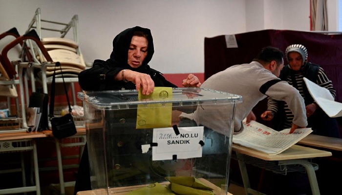 ترکی کے صدارتی اور پارلیمانی انتخابات کے دوران 14 مئی 2023 کو استنبول کے ایک پولنگ اسٹیشن پر ایک خاتون اپنا ووٹ ڈال رہی ہے۔ — اے ایف پی