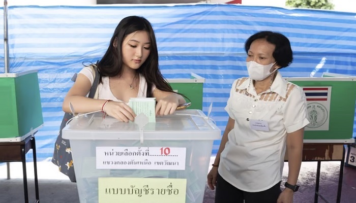 تھائی لینڈ کے وزیر اعظم کے انتخاب میں ووٹرز ووٹ ڈال رہے ہیں - اے ایف پی