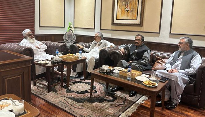 (Soldan sağa) Jamiat Ulema-e-Islam-Fazl Şefi Mevlana Fazlur Rehman, Maliye Bakanı Ishaq Dar ve İçişleri Bakanı Rana Sanaullah 14 Mayıs 2023'te bir toplantı yapıyor. — Twitter @juipakofficial