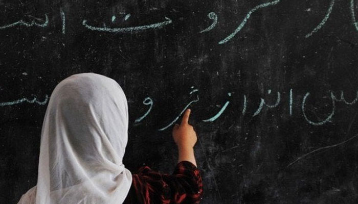 Resimde tahtadan Urduca okuyan bir kız gösterilmektedir.  — AFP/Dosya