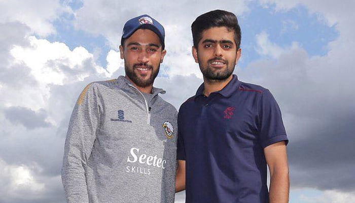 Eski Pakistanlı pacer Mohammad Amir (solda) ve kaptan Babar Azam — Facebook/Somerset County Cricket Club