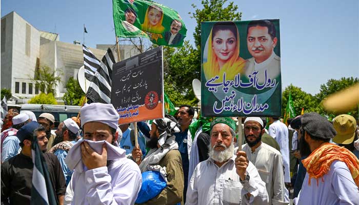 Supporters of parties from Pakistan´s ruling alliance gather near the Supreme Court in Islamabad on May 15, 2023. — AFP