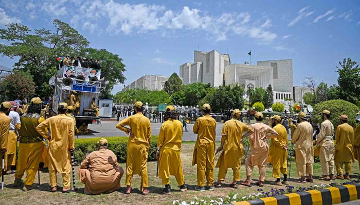 Supporters of parties from Pakistan´s ruling alliance gather near the Supreme Court in Islamabad on May 15, 2023. — AFP