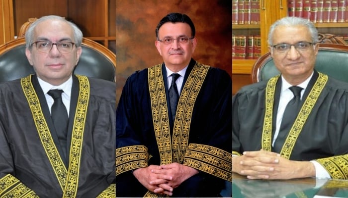 (LR) Yargıç Munib Akhtar, Baş Yargıç Umar Ata Bandial ve Yargıç Ijaz ul Ahsan.  — SC web sitesi