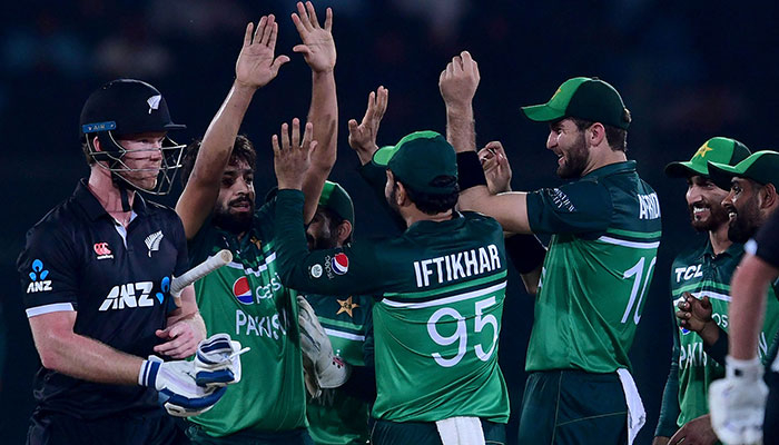 Pakistanlı Haris Rauf (soldan 2.), 5 Mayıs'ta Karaçi'deki Ulusal Stadyumda Pakistan ile Yeni Zelanda arasında oynanan dördüncü bir günlük uluslararası (ODI) kriket maçında Yeni Zelandalı James Neesham'ın (solda) kalesini almasının sevincini yaşıyor. , 2023. — AFP