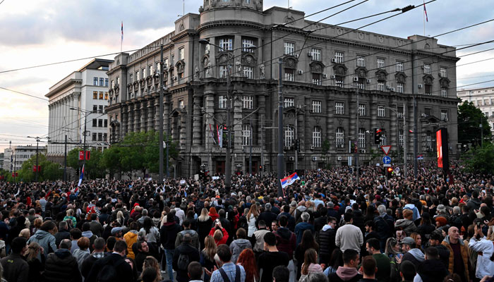 Göstericiler, 8 Mayıs 2023'te Belgrad'da arka arkaya silahlı saldırıların Balkan ülkesinde şaşkına dönmesinden sadece birkaç gün sonra, üst düzey yetkililerin istifası ve medyadaki şiddetin azaltılması çağrısı yapmak için bir miting sırasında yürüyorlar. — AFP