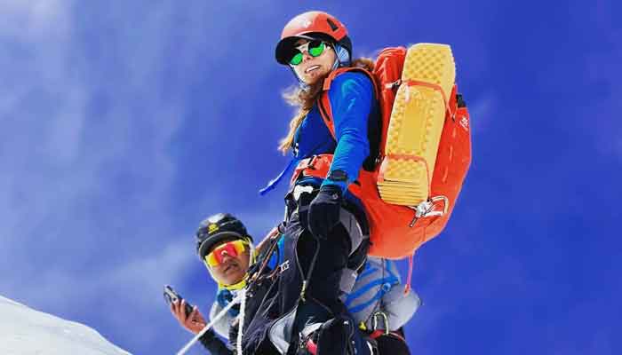 Pakistanlı dağcı Naila Kiani, dağcı arkadaşıyla birlikte dünyanın en yüksek dağı olan Everest Dağı'nın zirvesinde resmedildi.  — Instagram/@naila._.kiani