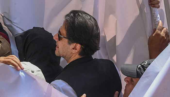 Eski başbakan Imran Khan, 15 Mayıs 2023'te Lahor'daki yüksek mahkeme huzuruna çıkıyor. — AFP