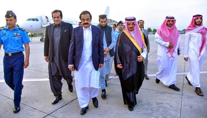 İçişleri Bakanı Rana Sanaullah ve İçişleri Bakanı Abdul Rehman Khan Kanju, 16 Mayıs'ta İslamabad'a gelişinde Suudi Arabistan İçişleri Bakan Yardımcısı Dr Nasser bin Abdulaziz Al-Dawood'u kabul etti. — APP