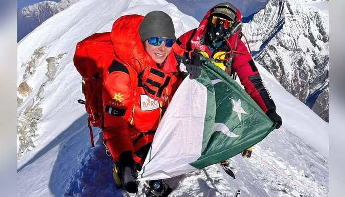 Dağcı Naila Kiani, 14 Mayıs 2023'te meslektaşıyla birlikte Everest Dağı'nın zirvesine Pakistan bayrağını dalgalandırıyor. Twitter/@KarakoramClub/File