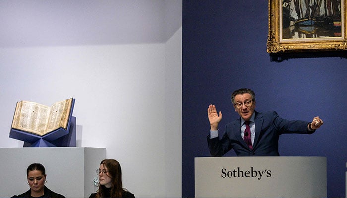 Sotheby's müzayedecisi Benjamin Doller, 17 Mayıs 2023'te New York City'deki Sotheby's'deki Codex Sassoon satışında teklif alıyor.—AFP