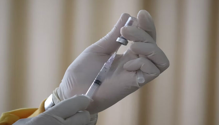 Seorang dokter menyiapkan jarum suntik untuk memberikan vaksin — Unsplash/File
