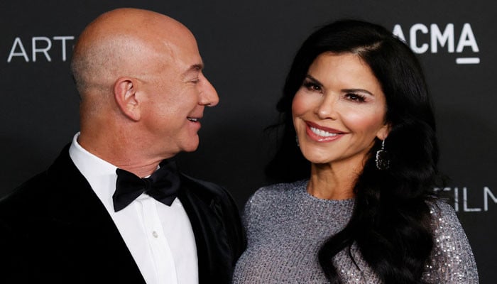 Milyarder Jeff Bezos, kız arkadaşı Lauren Sanchez ile 500 milyon dolarlık süperyatını sergiledi