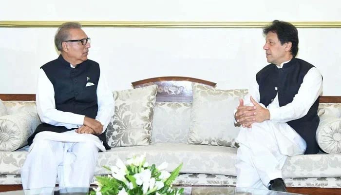 Bu tarihsiz fotoğrafta Başkan Arif Alvi (solda) Pakistan Tehreek-e-Insaf Başkanı Imran Khan ile görüşüyor.  — Twitter/Dosya