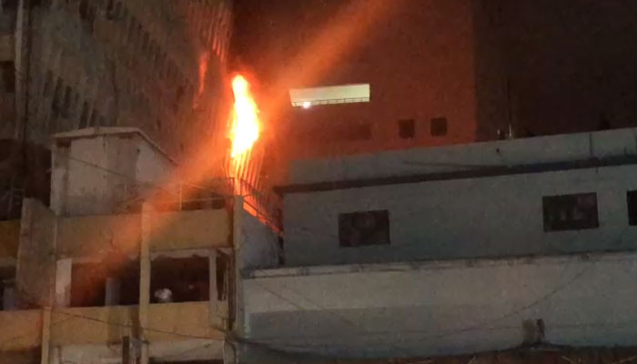 Karaçi binasında çıkan yangın denetim altına alındı