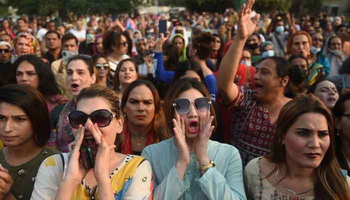 Transgender topluluğu üyeleri ve kadınlar, Sindh Moorat Yürüyüşü için düzenlenen bir toplantıda görülüyor.  — AFP/Dosya