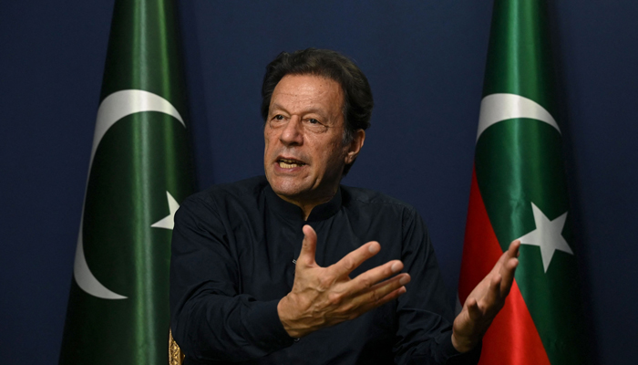 Pakistan Tehreek-e-Insaf Başkanı Imran Khan, 18 Mayıs 2023'te Zaman Park'taki konutunda bir röportaj veriyor. — AFP