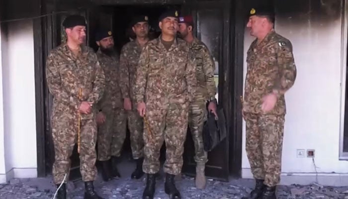 Genelkurmay Başkanı (COAS) General Asim Munir, 20 Mayıs Cumartesi günü çekilen bir videodan alınan bu karede Cinnah House'u ve Lahor'daki bir ordu tesisini ziyaret ediyor. — ISPR
