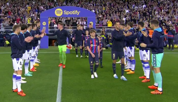 Real Sociedad, başlama vuruşundan önce Spotify Camp Nou'da LaLiga şampiyonu Barcelona'ya şeref kıtası verdi.  Twitter/ESPNFC