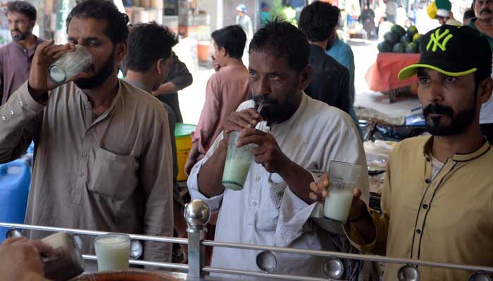 14 Mayıs 2023'te Haydarabad'da insanlar sıcağı yenmek için lassi içiyor. — PPI