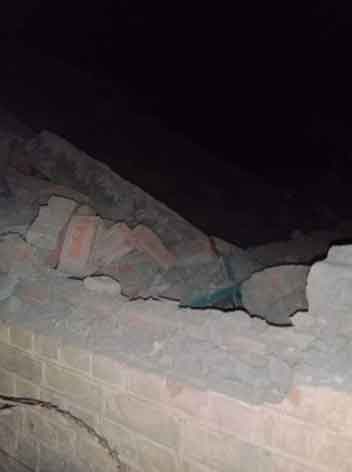 Muhabir tarafından sağlanan bu fotoğrafta görülen Musakki köyündeki Hükümet Ortaokulunun hasarlı duvarı.