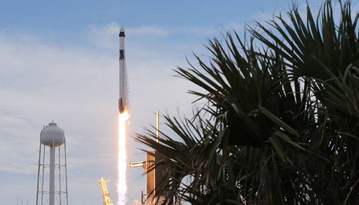 Roket SpaceX Falcon 9 dengan pesawat ruang angkasa Crew Dragon lepas landas dari pad 39A di Kennedy Space Center pada 21 Mei 2023, di Cape Canaveral, Florida.  —AFP
