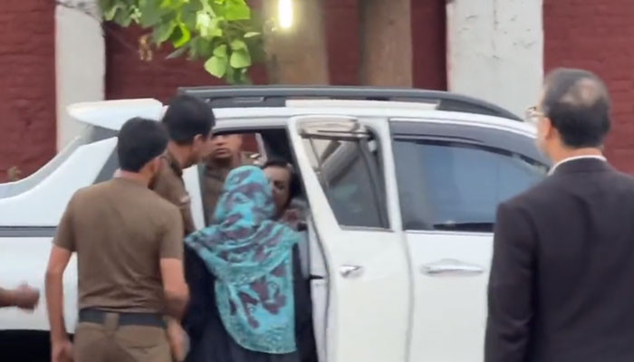 PTI’den Mazari, Adiala Hapishanesinden özgür bırakıldıktan sonrasında yine tutuklandı