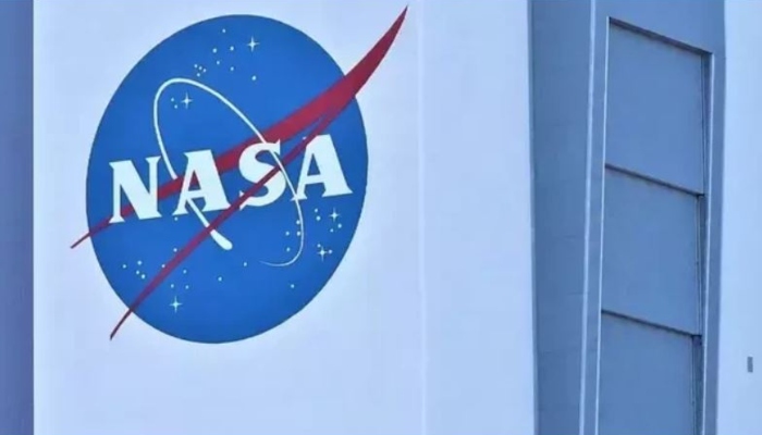 Logo NASA dipajang di Kennedy Space Center di Florida, 17 Maret 2022. — AFP