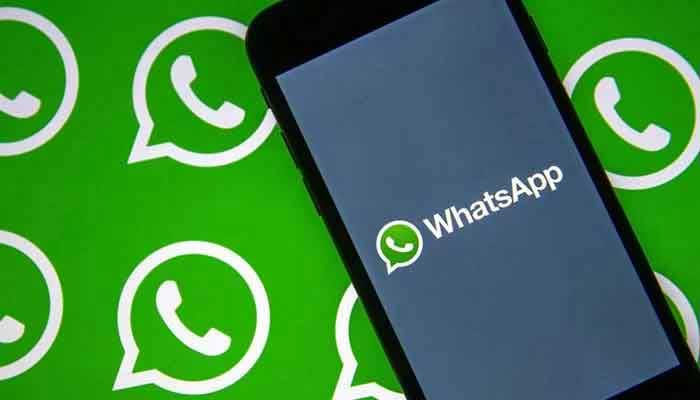 Telefon ekranında ve arka planda WhatsApp logosunu gösteren temsili bir resim.  — AFP/Dosya