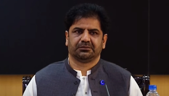Beluci Ulusal Ordusu'nun eski lideri Gulzar Imam takma adı Shambay, 23 Mayıs 2023'te Quetta'da hükümet yetkilileriyle (resimde yok) bir basın toplantısında konuşurken, bu hala bir videodan alınmıştır.  — YouTube/PTVNewsLive