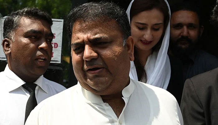 پاکستان کی تحریک انصاف پارٹی کے رہنما فواد چوہدری 2 اگست 2022 کو اسلام آباد میں پاکستان الیکشن کمیشن کے دفتر سے نکل رہے ہیں۔ - AFP