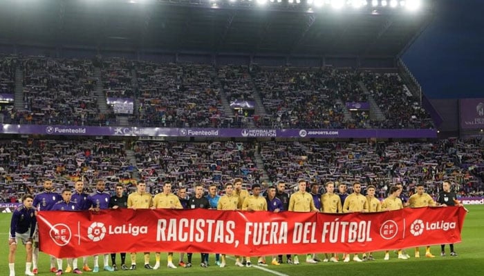 Barcelona ve Real Valladolid'den oyuncular maç öncesi ırkçılık karşıtı bir mesaj yayınladılar.  AFP