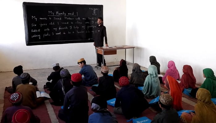 شمالی وزیرستان کے گاؤں بنگیدر میں قائداعظم ملٹری کے زیر انتظام میونسپل اسکول میں استاد کلاس پڑھا رہا ہے — تصویر مصنف کی طرف سے۔