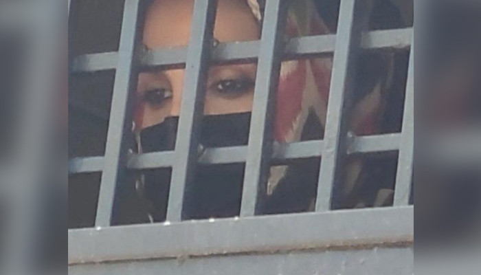 Khadija Shah, polis minibüsünde saatlerce beklerken nefes almakta güçlük çektiğinden yakınma ediyor