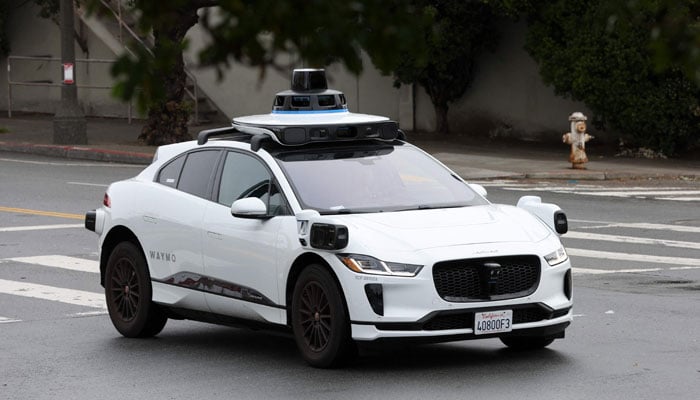 Bir Waymo otonom aracı, 11 Nisan 2022'de San Francisco, California'da Masonic Avenue boyunca ilerliyor.  — AFP