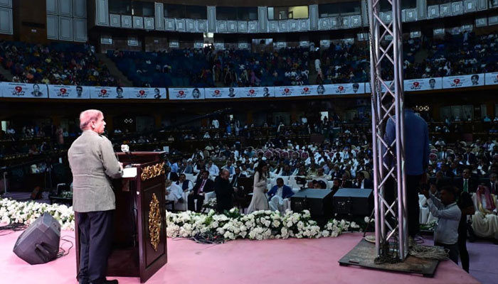 Başbakan Shehbaz etkinlikte konuşma yapıyor.  — PID