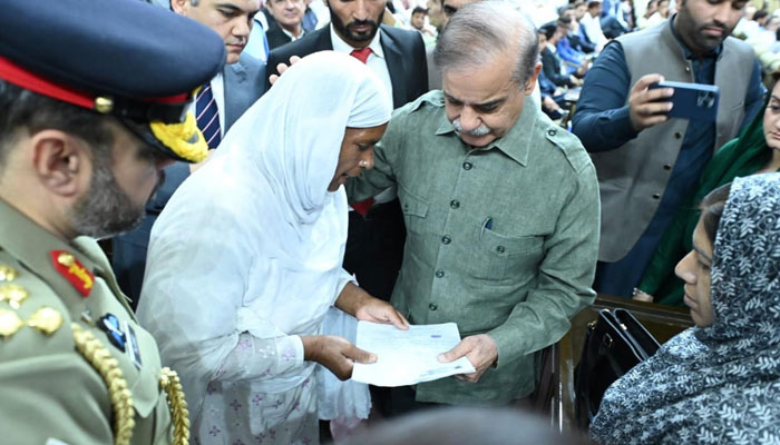 The prime minister meets martyrs families during the event. — PID