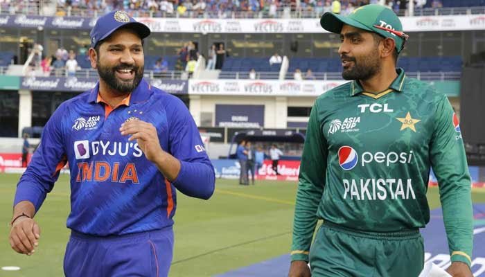 Hintli kaptan Rohit Sharma (solda) ve Pakistanlı kaptan Babar Azam, 4 Eylül 2022'de Dubai, Birleşik Arap Emirlikleri'nde düzenlenen Asya Kupası sırasında kura atışı için dışarı çıkıyor. — ACC